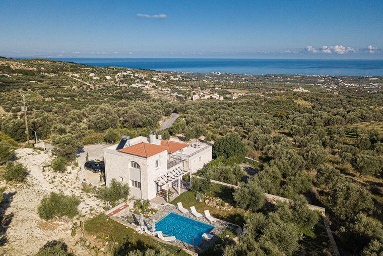 Luftaufnahme: Villa Eos und Pool inmitten von Olivenhainen
