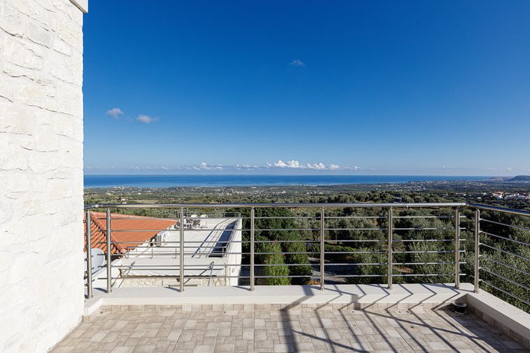 Terrasse der Villa Eos mit Panoramablick über die Ebene bis zur Küste