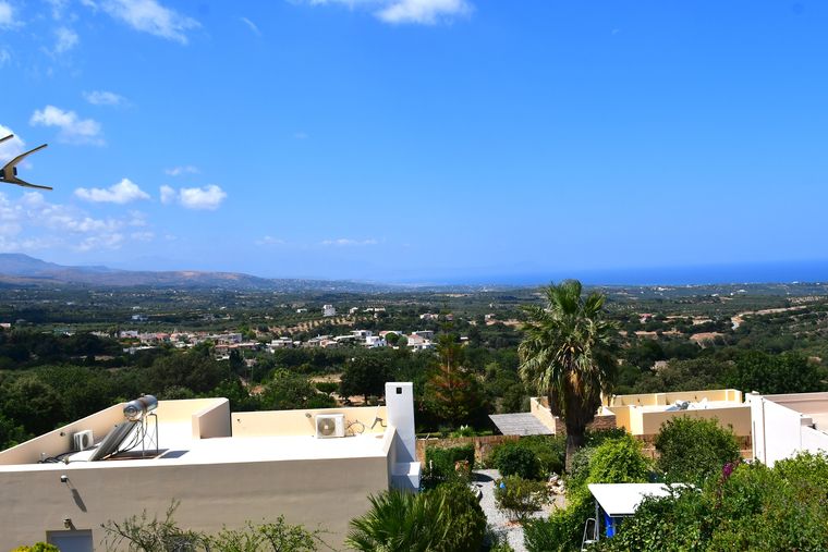 Blick von der Villa Mailin über die Ebene bis zum Meer