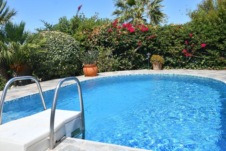 Pool der Villa Mailin, umgeben von Bougainvillea