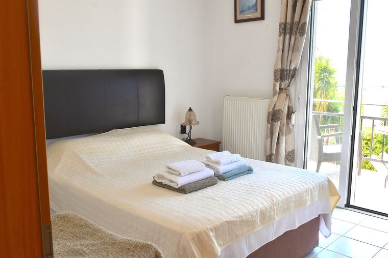 Schlafzimmer der Villa Mailin mit Doppelbett und Zugang zum Balkon