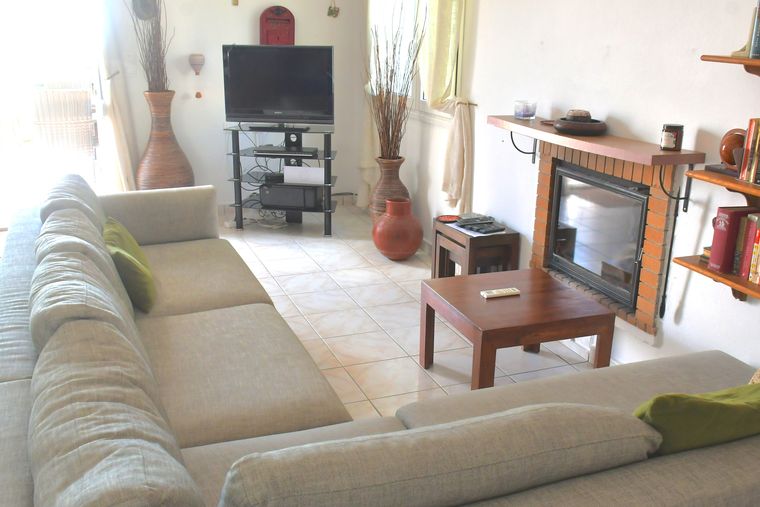 Wohnraum der Villa Mailin mit Sofa und Kamin
